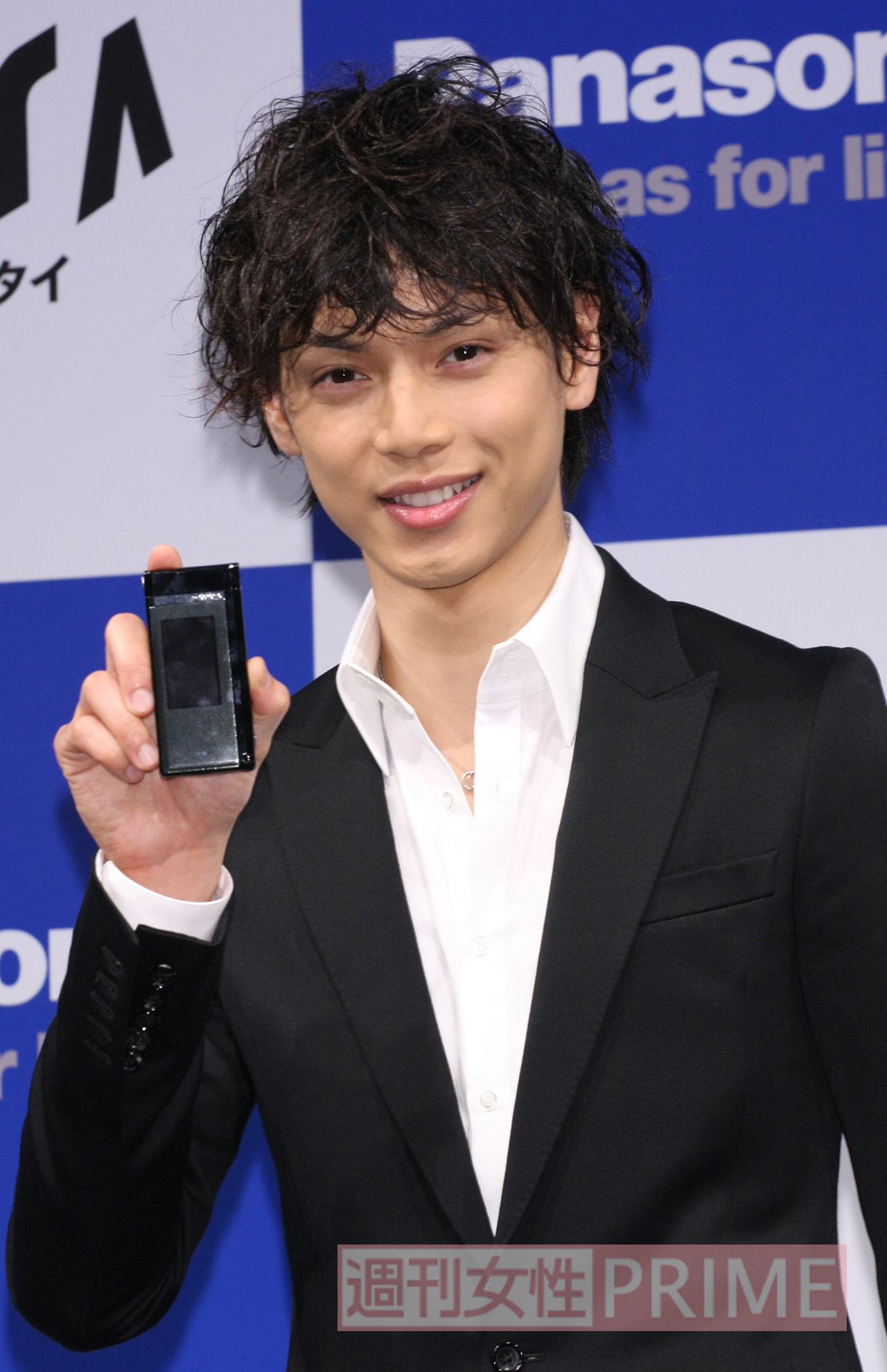 ’09年5月、携帯電話の新製品発表会にて、今では懐かしい“ガラケー”を手にする水嶋ヒロ