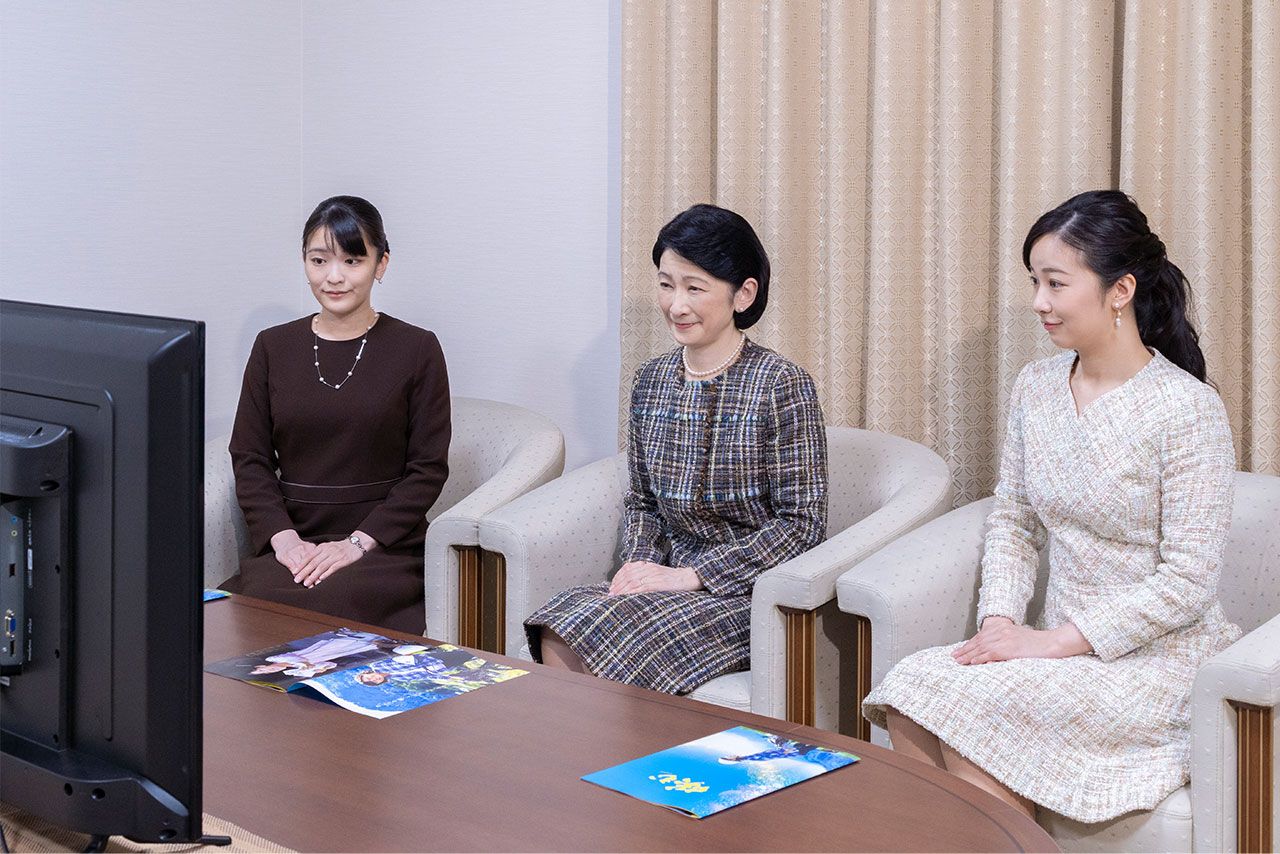 『全日本ろうあ連盟』創立70周年記念映画をご覧になる紀子さまと眞子さまと佳子さま