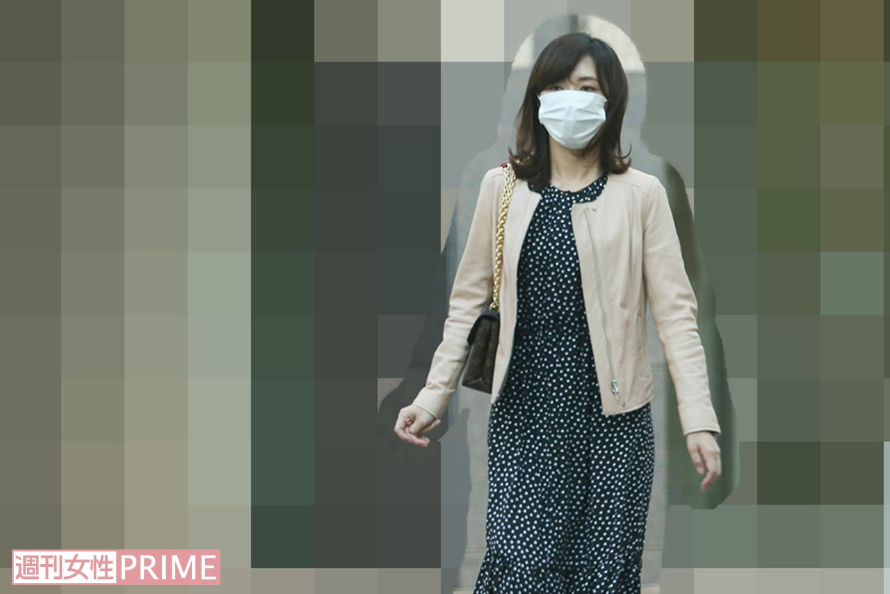 二宮の自宅を出入りする伊藤綾子