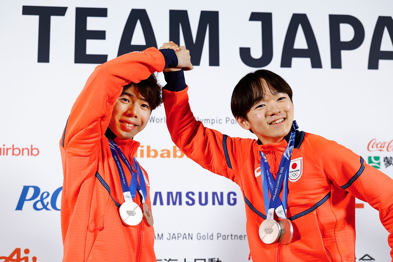銀メダルの鍵山優真選手と銅メダルの佐藤駿選手（撮影／JMPA）