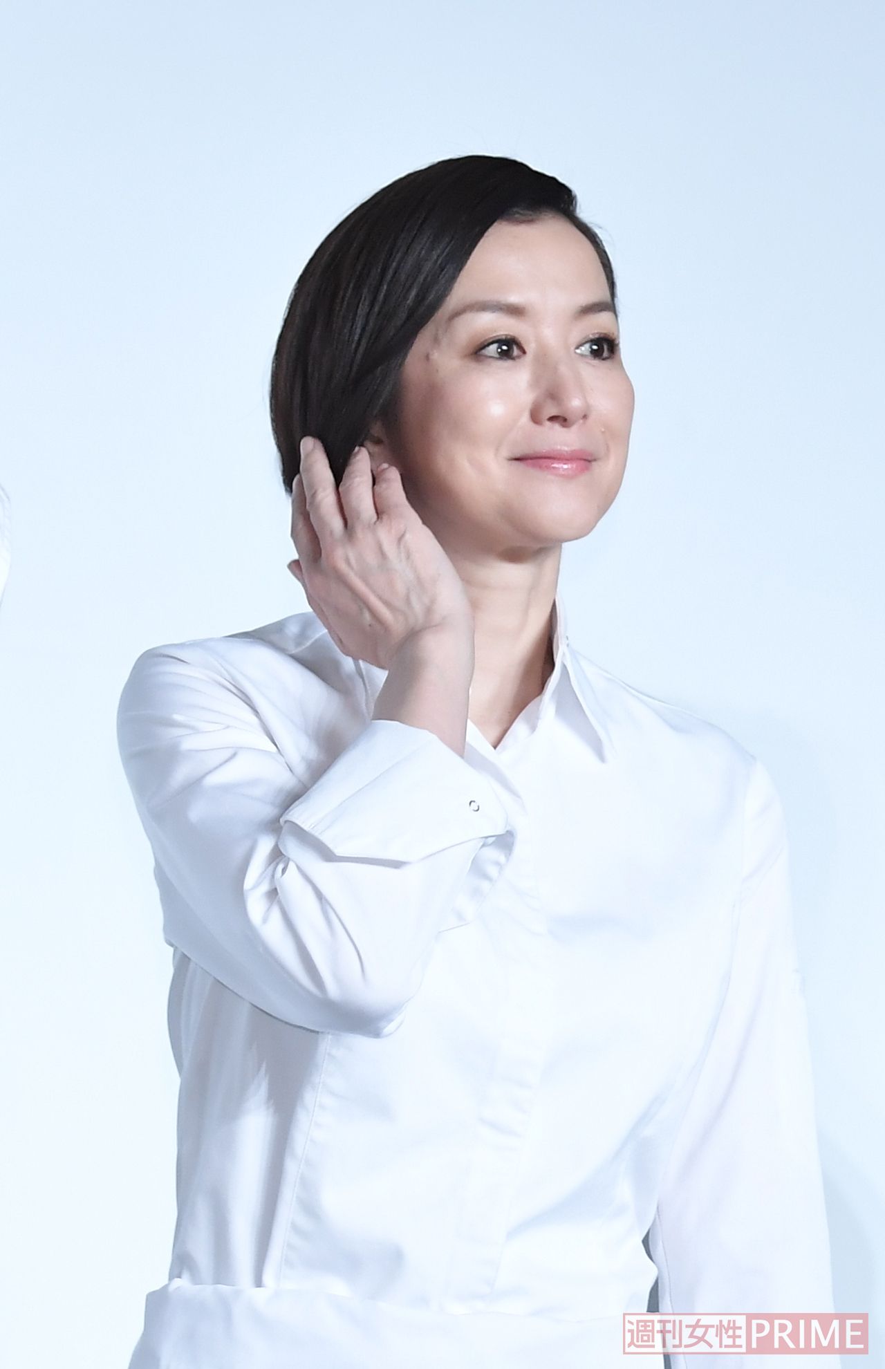 髪をかきあげる鈴木京香