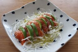 サーモンとアボカドのカルパッチョ