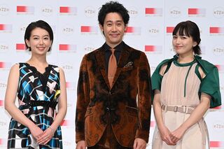 NHK紅白歌合戦の司会を務める3人。左から和久田麻由子アナウンサー、大泉洋、川口春奈