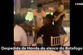 流出した動画。画面右、指をさす仕草で踊るのが本田（ブラジルのメディア『FogaoNET』より）