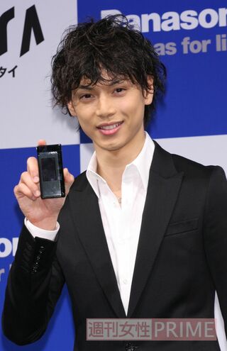 ’09年5月、携帯電話の新製品発表会にて、今では懐かしい“ガラケー”を手にする水嶋ヒロ