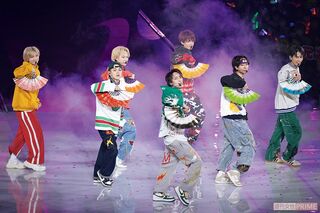 扇子やお面を使ったパフォーマンス『WORLD OF DANCE』メドレーパフォーマンスを披露（撮影／北村史成）