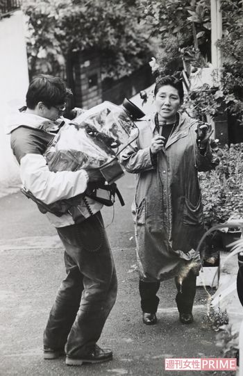 千葉・息子監禁衰弱死事件の現場にてリポート。虐待のあった家の庭に咲く手入れの行き届いたバラを見て、悲痛な表情を浮かべる