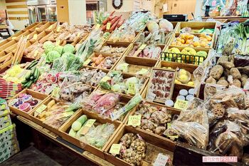 加賀野菜も多く並ぶ、近江町市場の「北形青果」。野菜についても詳しく教えてくれました　撮影／山田智絵