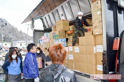 現地の人と連携を取りながら状況を把握。避難所の人々にも積極的に声をかけて物資の配給や炊き出しを朝から晩まで続けた