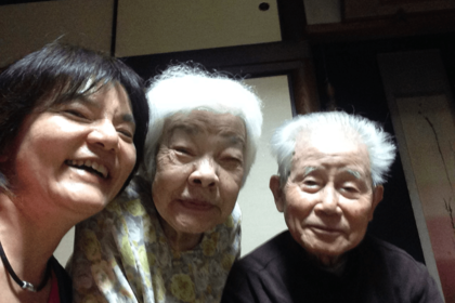 1作目の映画が公開されたころ、父母と3人で。公開後もカメラを回し、続編が製作される