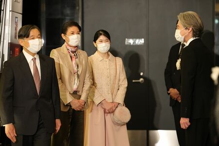 上映会では、コトー先生役の吉岡秀隆と笑顔でおことばを交わされた（2022年12月）（写真提供／JMPA）