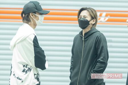 朝7時、合コンを終えて外に出てきた堂本光一と上田竜也（2022年）