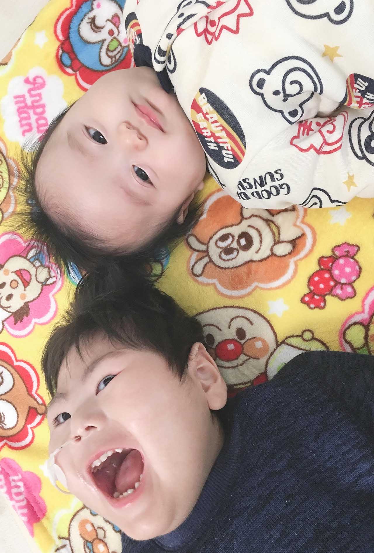 弟・昌吾くん（上）と笑顔を見せる竜成くん。兄弟は互いを思いやりながら成長してきた