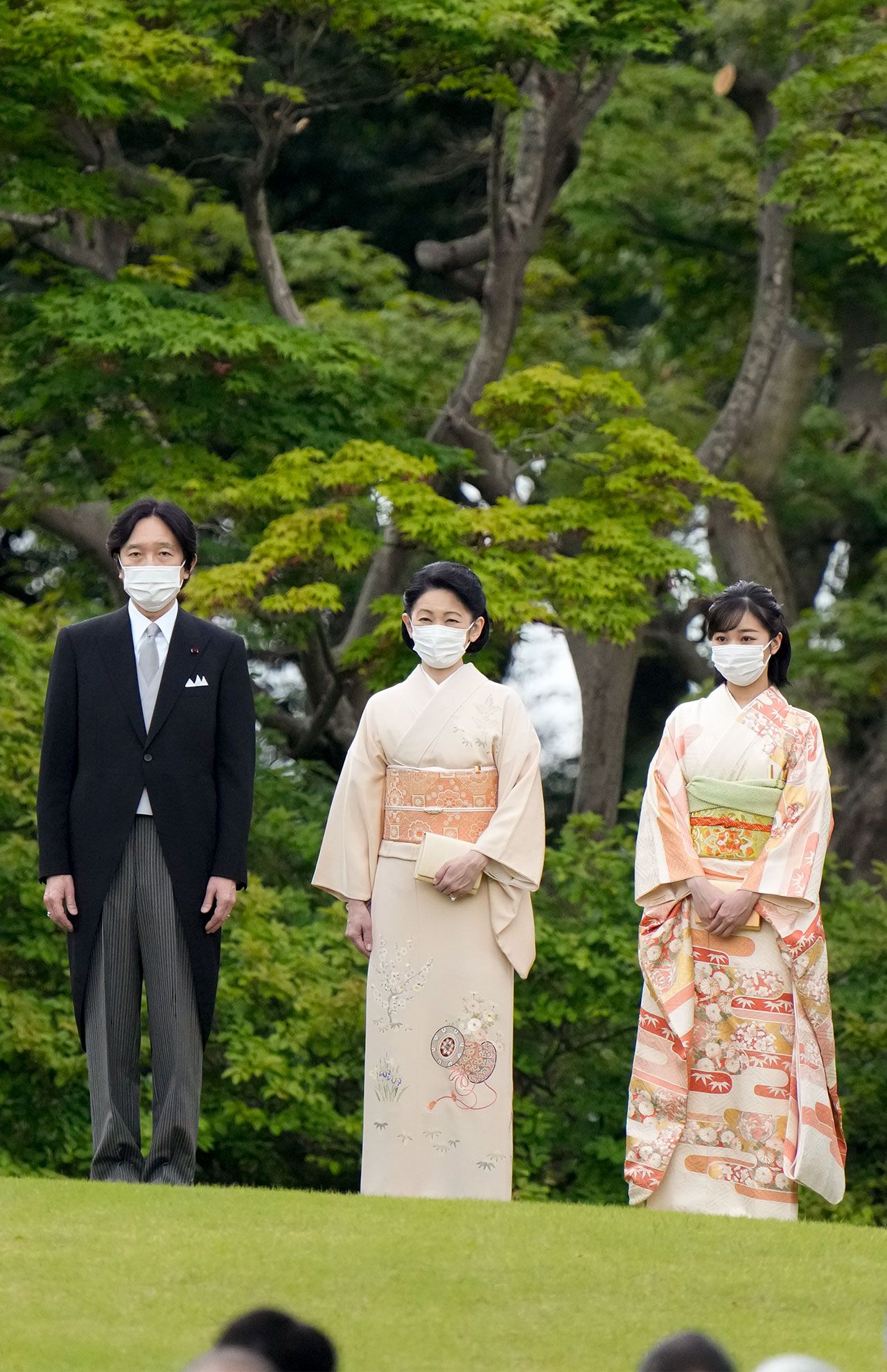 お出ましされた秋篠宮さまと紀子さま。園遊会デビューの佳子さまはクラシカルな振り袖　撮影／JMPA（伊藤和幸）