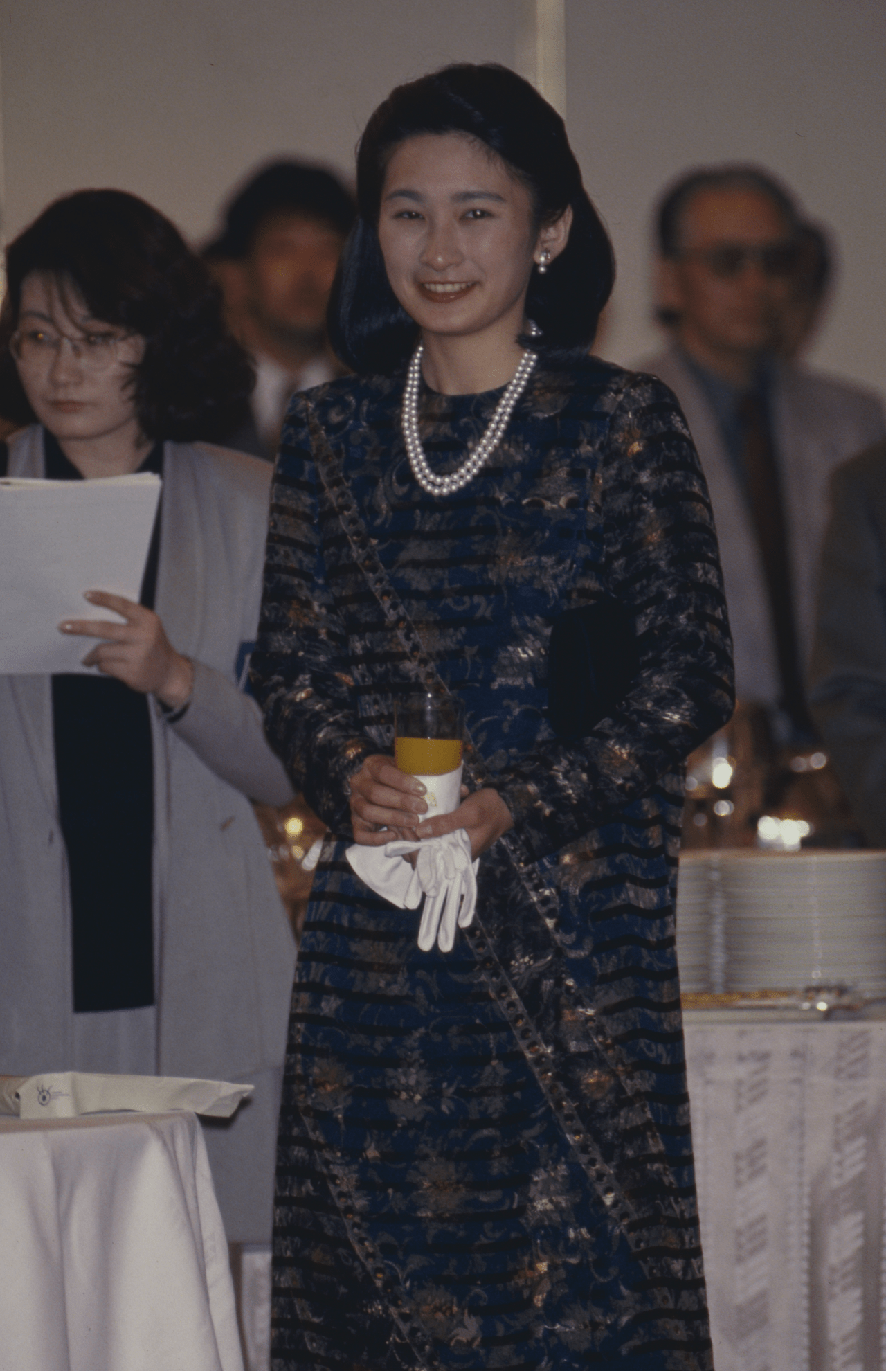 産経児童出版文化賞の贈賞式に初めて出席し、パーティーで受賞者と交流した紀子さま（1993年5月14日）