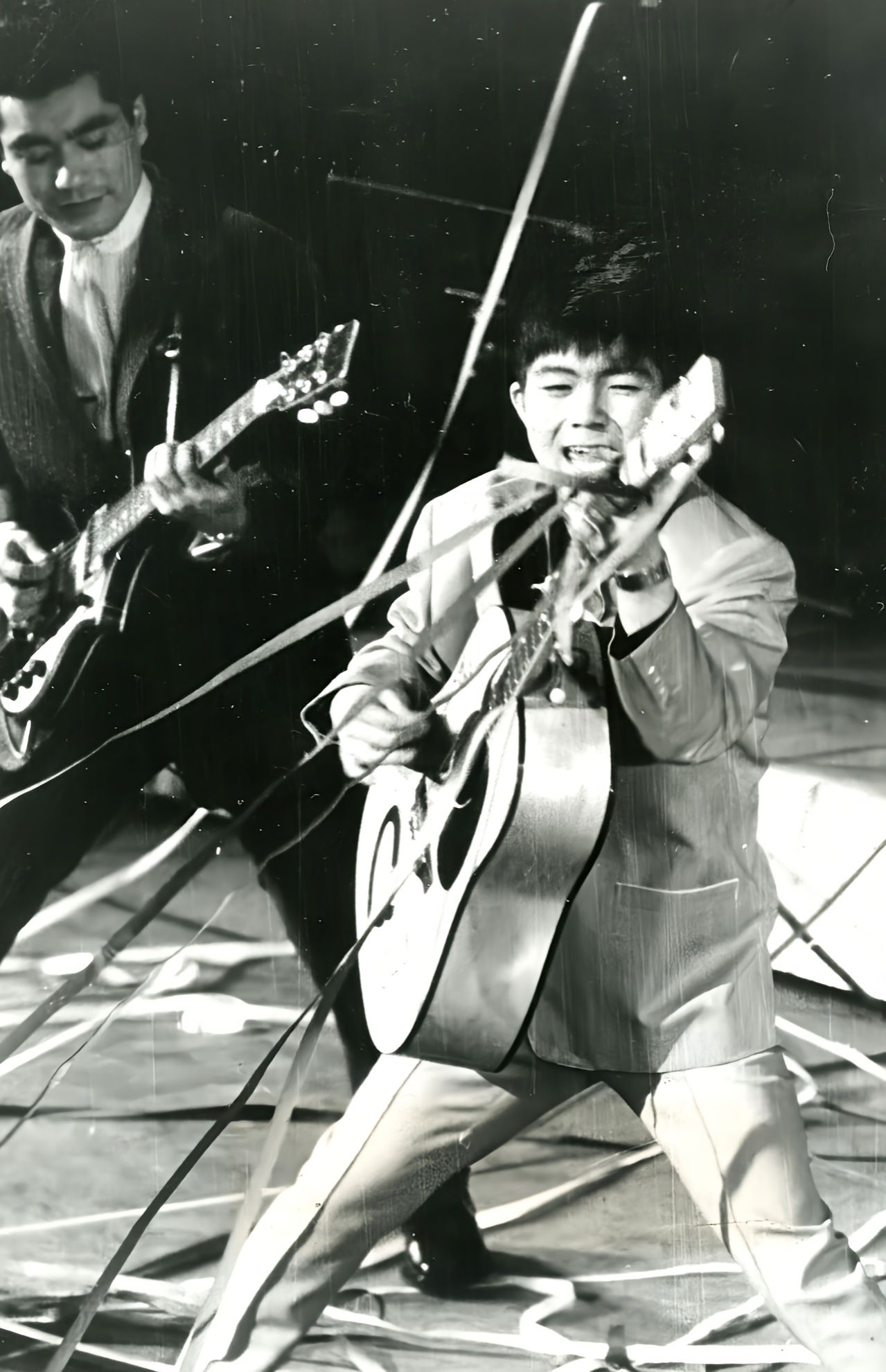 ロカビリーバンドでギターを弾く坂本九さん。憧れはエルビス・プレスリー（C）マナセプロダクション