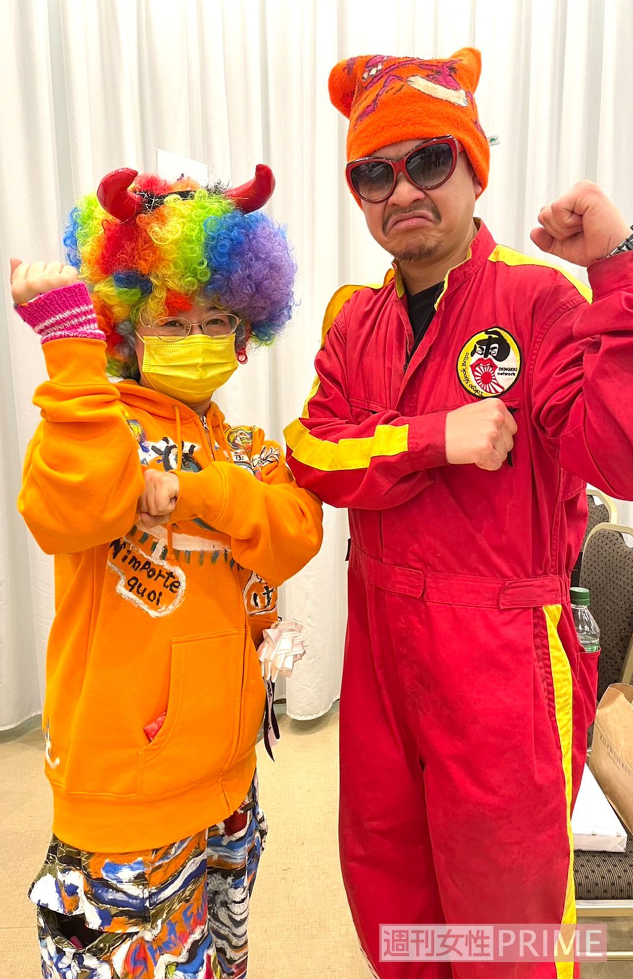 南部さんの妻・由紀さんと今日元気さん。電撃ネットワークのおなじみのポーズで（提供画像）