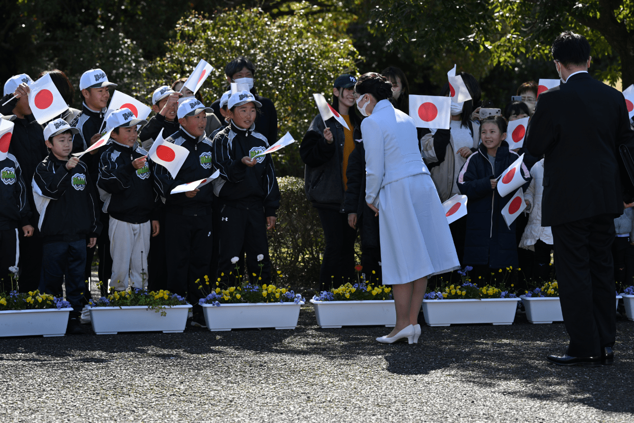 今年3月、伊勢神宮参拝のため三重県を訪問された愛子さまを地元の小学生が歓迎した