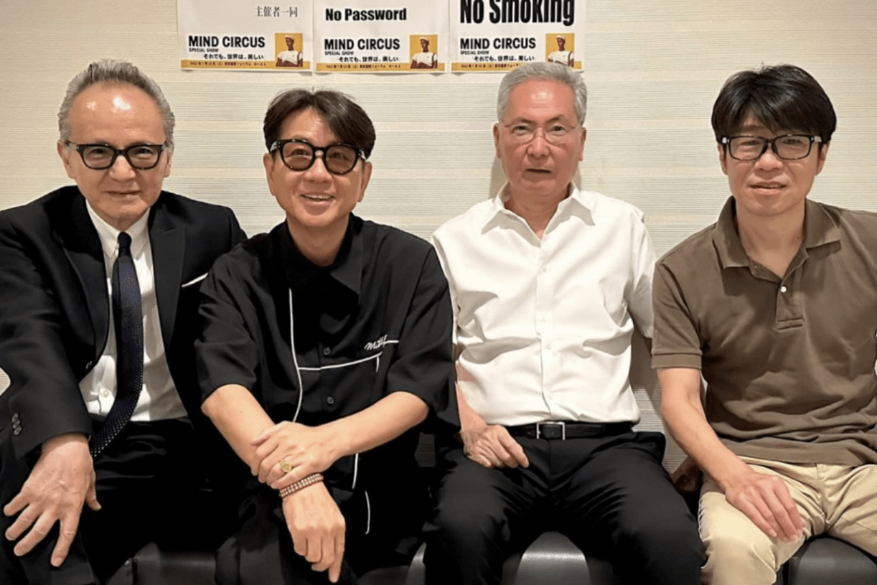 '23年、売野の40周年コンサートのとき、楽屋で藤井フミヤ（左から2番目）、藤井尚之（右）、“売芹”コンビの芹澤廣明（右から2番目）と