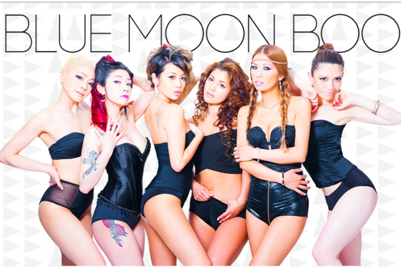 小室哲哉の元妻・Asami（左から3番目）『BLUE MOON BOO』HPより