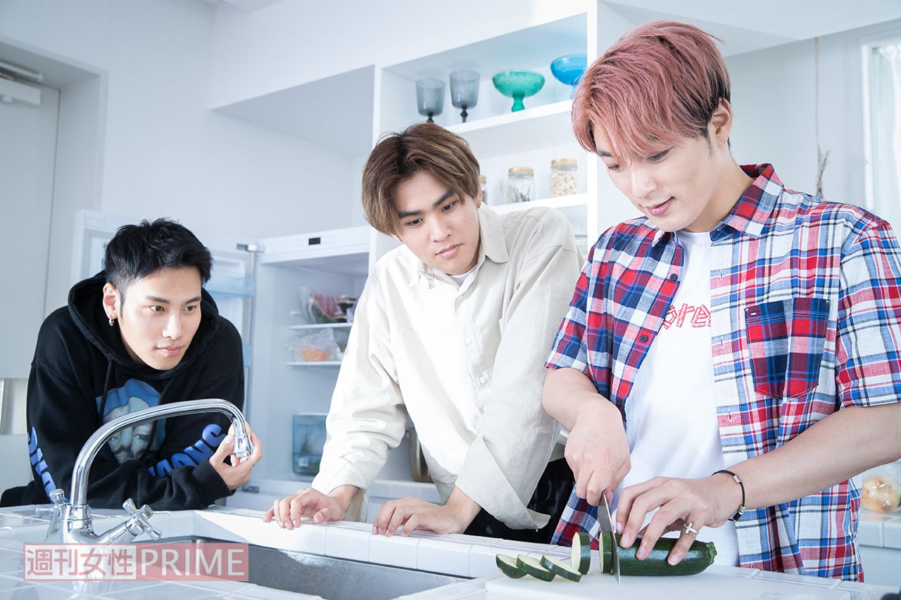 (左から)ナロ、テフン、ソル　撮影／廣瀬靖士