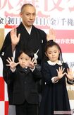 '19年12月の記者会見で親子3人で仲睦まじい姿を見せてくれた市川海老蔵、麗禾ちゃん、勸元くん