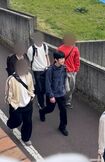 ご友人と会話しながら筑波大学の構内を移動される悠仁さま(読者提供)