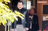 吉田鋼太郎、クリスマスイブに22歳年下妻と「店内を30分ウロウロ」悩んで購入した“特別プレゼント”のお相…