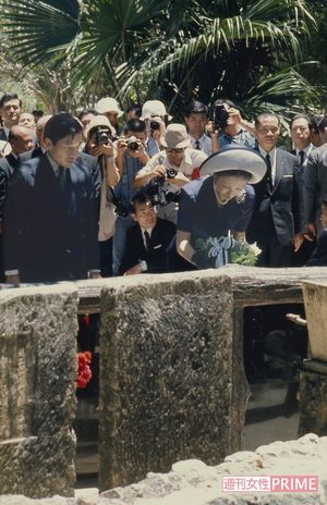 沖縄県が本土復帰した3年後に初めて訪問した皇太子時代のご夫妻は「ひめゆりの塔」で献花された（'75年7月）