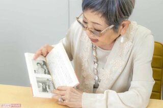 橋田壽賀子さんとの思い出の写真を見ながら振り返る泉ピン子　撮影／佐藤靖彦