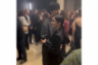 Xで拡散されている、土屋が片寄の手を取って背中に回し、抱き合う様子（Xより）