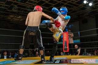 木下のキックが大沢にヒット。会場に打撃音が響きわたる！