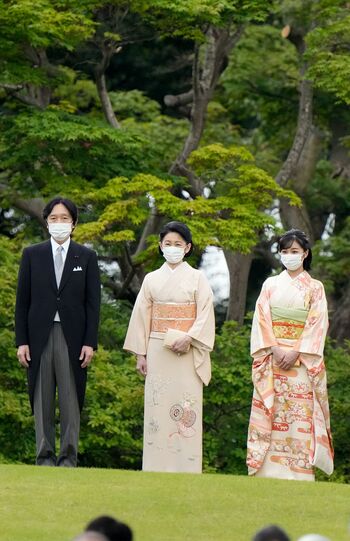 お出ましされた秋篠宮さまと紀子さま。園遊会デビューの佳子さまはクラシカルな振り袖　撮影／JMPA（伊藤和幸）