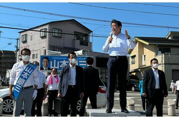 6月30日、愛媛県西条市で街頭演説をする安倍晋三元首相（公式Twitterより）
