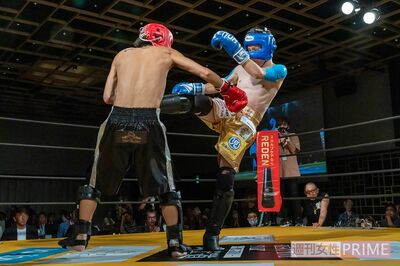 木下のキックが大沢にヒット。会場に打撃音が響きわたる！