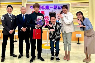 早くも左手薬指に指輪をつけて番組出演した小山慶一郎（公式Instagramより）