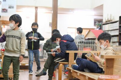 廊下にはたくさんの椅子が（撮影／渡邉智裕）