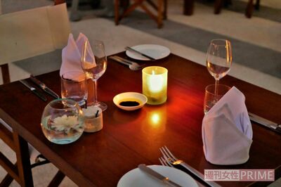 いい店の布ナプキン。汚すと悪いからハンカチで口を拭く