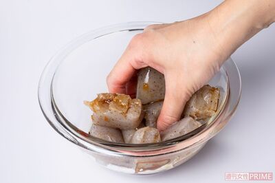 調味料をもみ込んでこんにゃくにもしっかり下味をつける（撮影／矢島泰輔）
