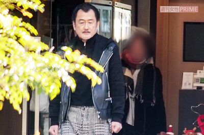 吉田鋼太郎、クリスマスイブに22歳年下妻と「店内を30分ウロウロ」悩んで購入した“特別プレゼント”のお相…