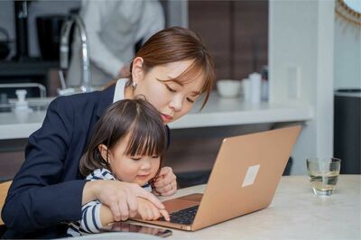 “ワーキングママ”が全世帯の過半数を初突破「共働きで子供2人は無理ゲー」母親たちの“限界の声”噴出す…