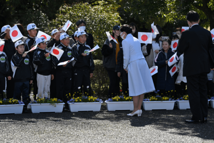 今年3月、伊勢神宮参拝のため三重県を訪問された愛子さまを地元の小学生が歓迎した