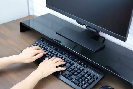 文章を読み上げる音声ソフトを使って電子カルテなどを打ち込んでいる福場将太さん。学生時代からブラインドタッチは得意なので文書作成には問題はない（写真はイメージです）