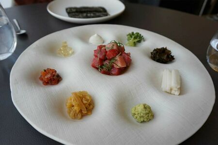 ミシュランガイドソウル2025で二つ星のレストラン、ジョンシクタン。清潭洞で韓国を代表するモダン韓定食が味わえる