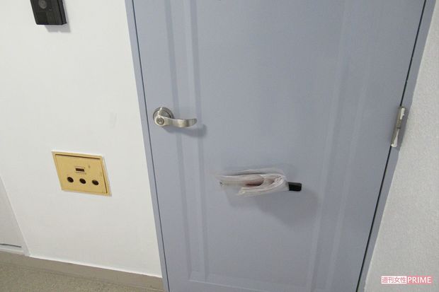 容疑者が暮らしていたと思われる集合住宅の玄関。表札と郵便受けに名前はない