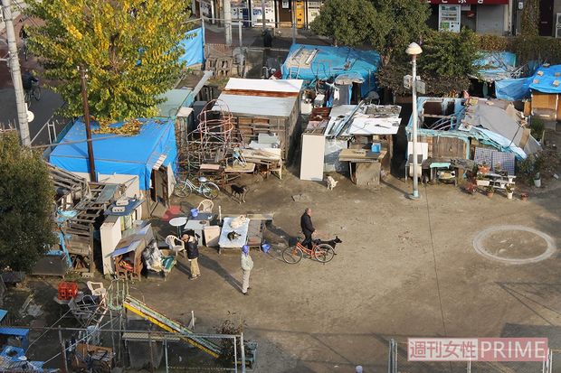 多くのホームレスが集まり、“村”が形成された大阪・西成の公園　写真提供／村田らむ氏