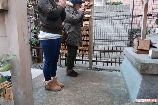 母・森山みきさん（仮名、手前）と娘の佐藤真代さん（同、奥）はそれぞれの願いを（※画像は一部モザイク加工しています）