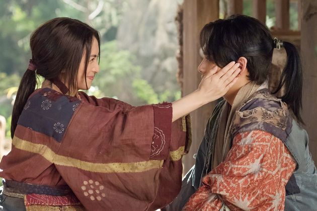 龍雲丸（柳楽優弥）の“プロポーズ”を受け入れ、農婦となった直虎。「自分にはない、風のような自由さを持った彼に惹かれるのはごく自然だと思いました」（柴咲）。(c)NHK