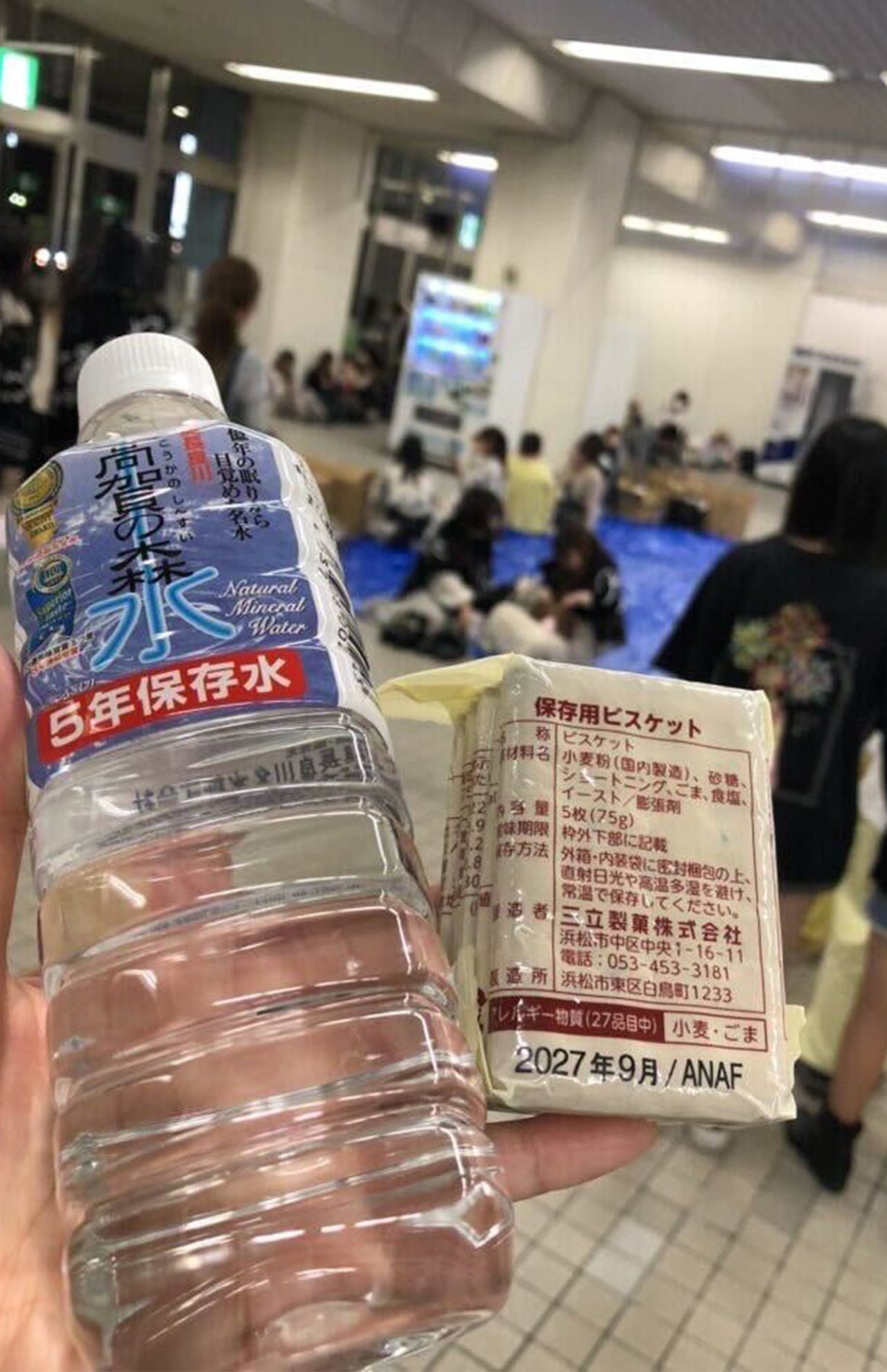 SNSに投稿されていた非常用の水とビスケットを配布する様子（Xより）