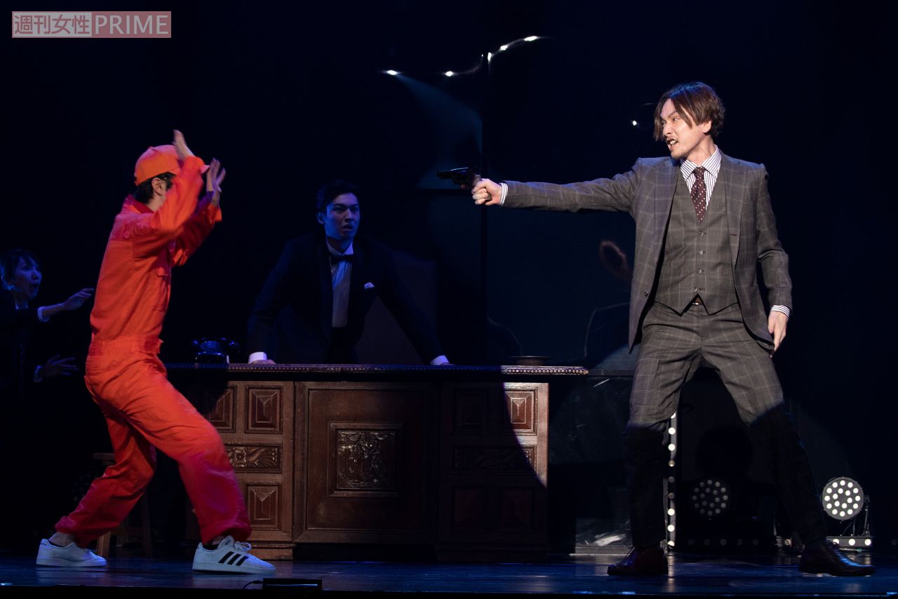 舞台で熱演する細貝圭（写真左、2019年）